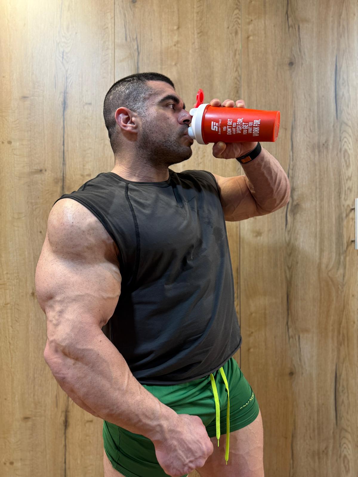 מתאמן שותה שייק של אבקת חלבון למתחילים מבית סופר אפקט